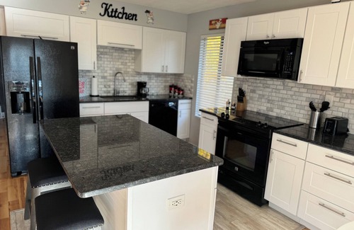 Derby House | Charming 2-bedroom house with WiFi, AC in delightful Derby