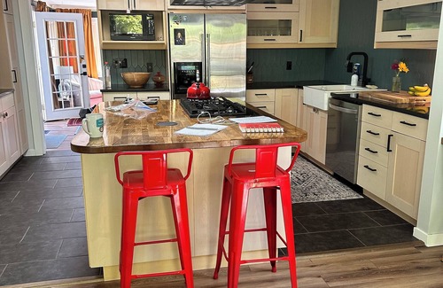 Dexter House | Charming 2-bedroom house in welcoming Dexter with WiFi, AC, one-acre yard