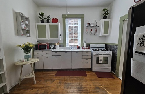 Jerome House | Charming 2-bedroom house in delightful Jerome on the boardwalk with WiFi, AC
