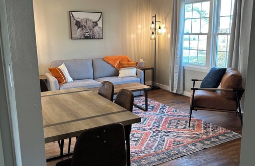 Joplin House | Charming 2-bedroom house with WiFi and AC in marvelous Joplin