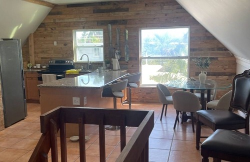 Long Key House | Charming 2-bedroom house with WiFi and AC in Layton