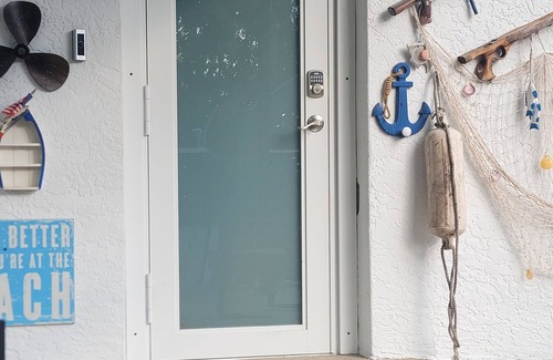 Long Key House | Charming 2-bedroom house with WiFi and AC in Layton