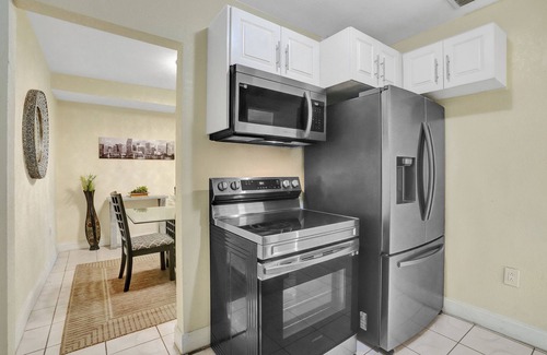 Golden Glades House | Charming 2-bedroom house in brilliant Miami with WiFi, AC that fits 8 people