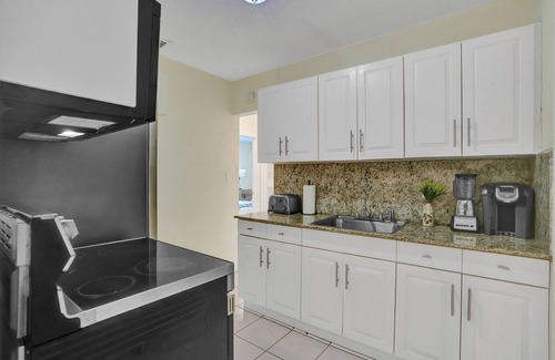 Golden Glades House | Charming 2-bedroom house in brilliant Miami with WiFi, AC that fits 8 people