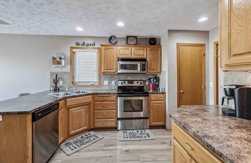 Omaha House | Charming 2-bedroom house in lovely Omaha with AC, WiFi.