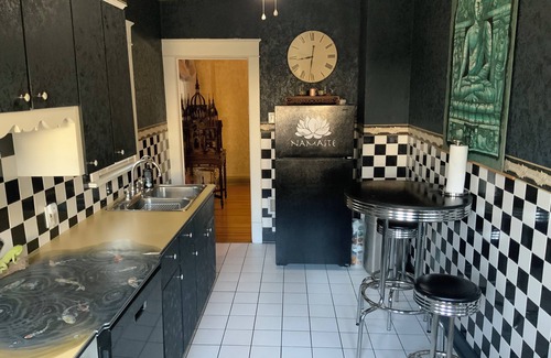 Downtown Toledo House | Charming 2-bedroom house with fitness room and AC in Toledo