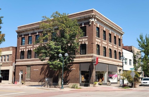 Moline Apartment | Charming 2-bedroom loft apartment in wonderful downtown Moline with AC, WiFi