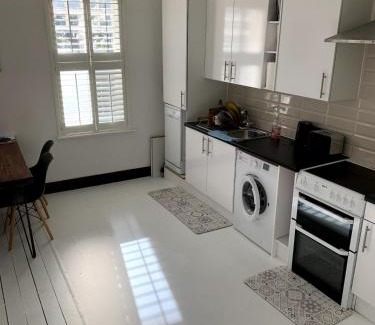 Leigh-on-Sea Apartment | Charming 2-Bedroom Maisonette