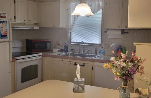 Lakeland House | Charming 2-bedroom mobile home with AC, WiFi in the Premiere & Peaceful Lakeland
