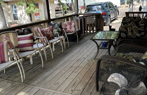 Cookson House | Charming 2-bedroom mobile home with AC, WiFi at serene Lake Tenkiller!