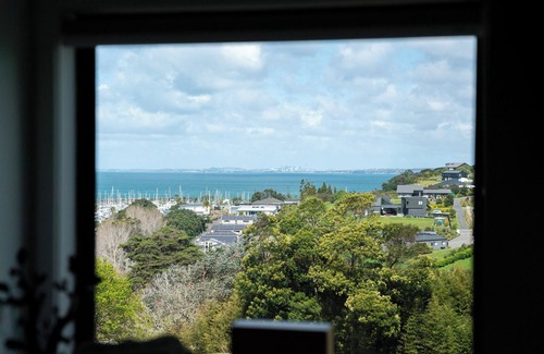 Gulf Harbour House | Charming 2-bedroom house in fabulous Whangaparāoa with WiFi, AC