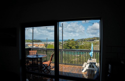 Gulf Harbour House | Charming 2-bedroom house in fabulous Whangaparāoa with WiFi, AC