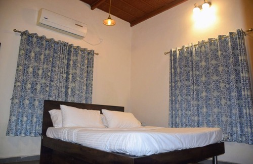 Karjat Resort | Charming 2-bedroom pet friendly Farmhouse with picturesque surroundings