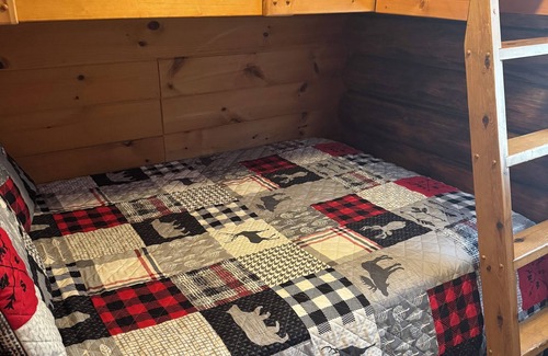 Gaines Cabin | Charming 2-bedroom Private Cabin in Gaines, Hot Tub, WIFI, Fire Ring, Pool Table