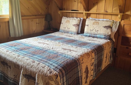 Gaines Cabin | Charming 2-bedroom Private Cabin in Gaines, Hot Tub, WIFI, Fire Ring, Pool Table