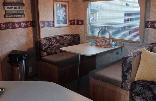 Nashport House | Charming 2-bedroom RV on the water in Thornville with WiFi, AC