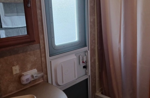 Nashport House | Charming 2-bedroom RV on the water in Thornville with WiFi, AC