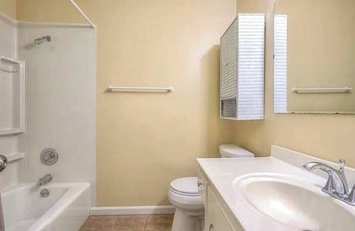 Lenexa House | Charming 2-bedroom Restful rooms in Lenexa KS