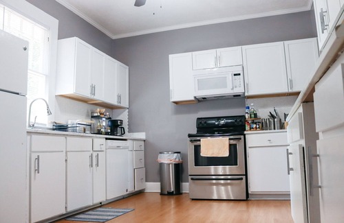 Columbus House | Charming 2-bedroom Retreat in Midtown Columbus with AC, WiFi