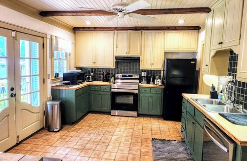 Montgomery House | Charming 2 Bedroom Suite in Cloverdale District
