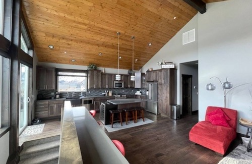 Ardenvoir House | Charming 2-bedroom shop house on the beautiful Columbia River
