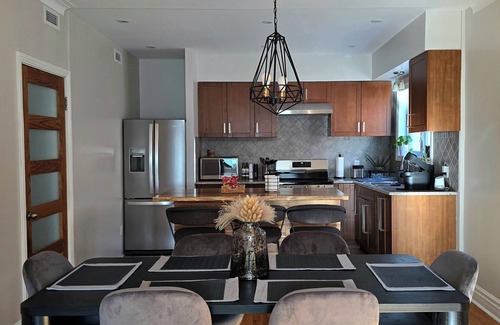 Cote-Des-Neiges—Notre-Dame-De-Grace Apartment | Charming 2-bedroom, sleeps 6. Central, Family & PetFriendly, FREEParking