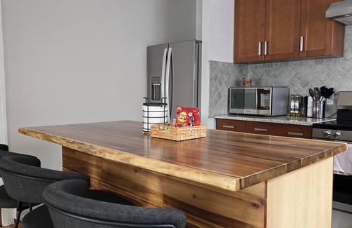 Cote-Des-Neiges—Notre-Dame-De-Grace Apartment | Charming 2-bedroom, sleeps 6. Central, Family & PetFriendly, FREEParking