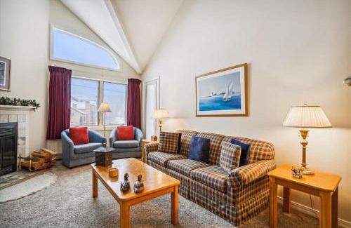 Killington House | Charming 2-Bedroom Slopeside at Pico Mountain E304