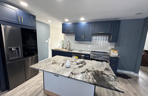 Kyle Apartment | Charming 2-bedroom studio with Balcony ,AC, WiFi in lovely Kyle,