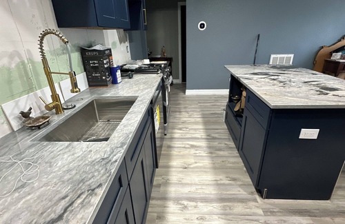 Kyle Apartment | Charming 2-bedroom studio with Balcony ,AC, WiFi in lovely Kyle,