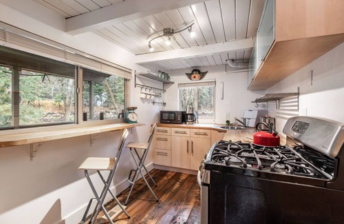 Sundance Cabin | CHARMING 2 BEDROOM SUNDANCE COTTAGE, HOT TUB, WOOD BURNING FIREPLACE