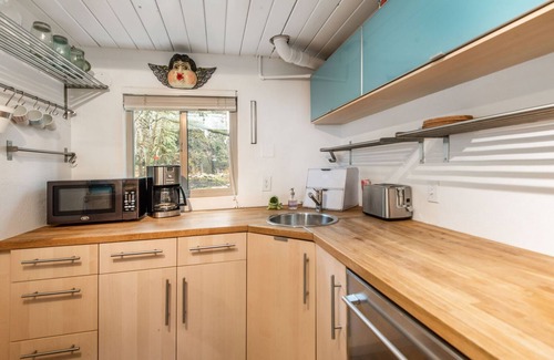 Sundance Cabin | CHARMING 2 BEDROOM SUNDANCE COTTAGE, HOT TUB, WOOD BURNING FIREPLACE