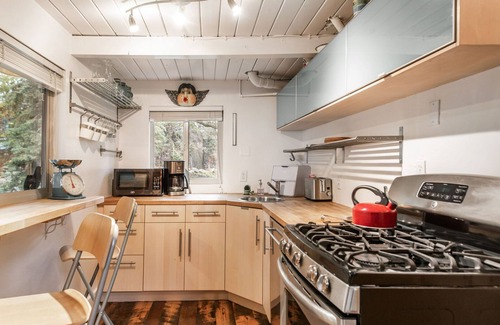 Sundance Cabin | CHARMING 2 BEDROOM SUNDANCE COTTAGE, HOT TUB, WOOD BURNING FIREPLACE