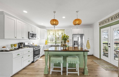 Barnesville Other | Charming 2-bedroom farmhouse in wonderful Barnesville with WiFi, AC