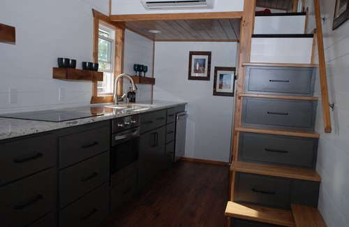 Milford Cottage | Charming 2-bedroom Tiny House with WiFi, AC in relaxing Brooksville