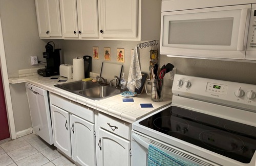 Gulf Breeze House | Charming 2-bedroom house with WiFi, AC in beautiful Gulf Breeze