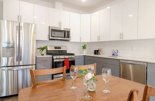 Communipaw Apartment | Charming 2 bedroom apartment with WiFi AC in terrific Jersey City