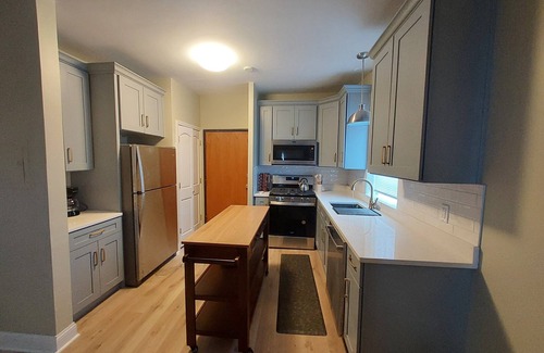 Elliot Park Apartment | Charming 2-bedroom apartment with AC, WiFi in brilliant Minneapolis