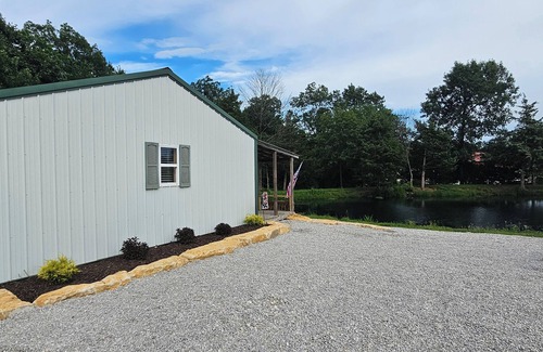 Monroe City Cabin | Charming 2-bedroom cabin near Jellystone Park, Spaulding boat ramp and more!