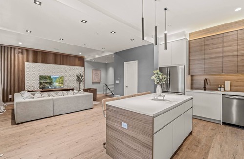 Poplar Condo | Charming 2-bedroom condo in delightful Philadelphia with WiFi, AC