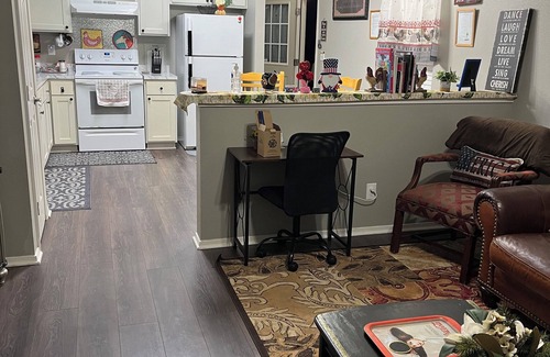 West San Antonio Cottage | Charming 2-bedroom Cottage close to Lackland AFB, Seaworld, Alamo Downtown SA