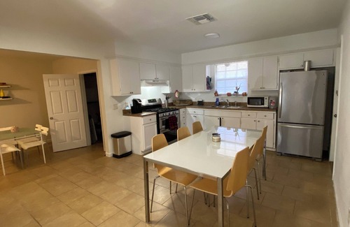Arena District House | Charming 2-bedroom house in EastCentral San Antonio with WiFi, AC,Heater