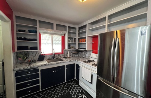 Sugar House House | Charming 2-bedroom house with WiFi, a hot tub and 30 min away from adventure.