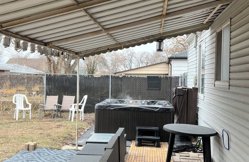 Sugar House House | Charming 2-bedroom house with WiFi, a hot tub and 30 min away from adventure.