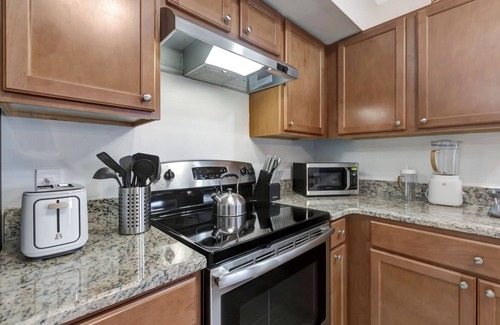 Spring Hill House | Charming 2-bedroom house with pool and fenced in backyard. Sleeps 8