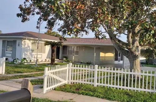 Spring Hill House | Charming 2-bedroom house in lovely Spring Hill with WiFi, AC