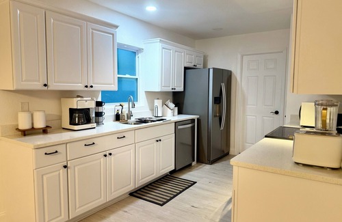 Spring Hill House | Charming 2-bedroom house with AC, WiFi in quaint Spring Hill