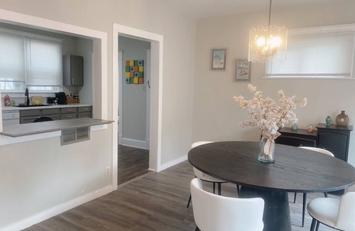 Springfield House | Charming 2-bedroom house with WiFi, AC in awesome Springfield