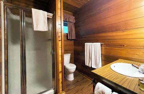 Reeders Cabin | Charming 2 Bedroom Cabin in the Poconos on Private Resort