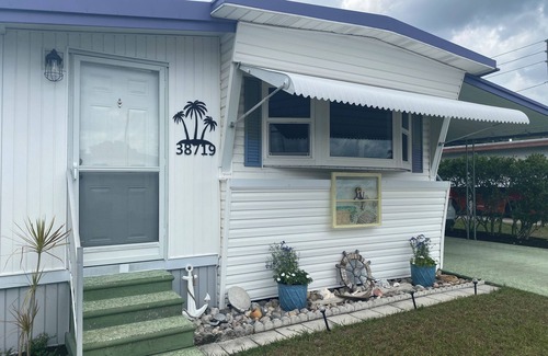 Zephyrhills House | Charming 2-bedroom mobile home with AC, WiFi in quaint Zephyrhills